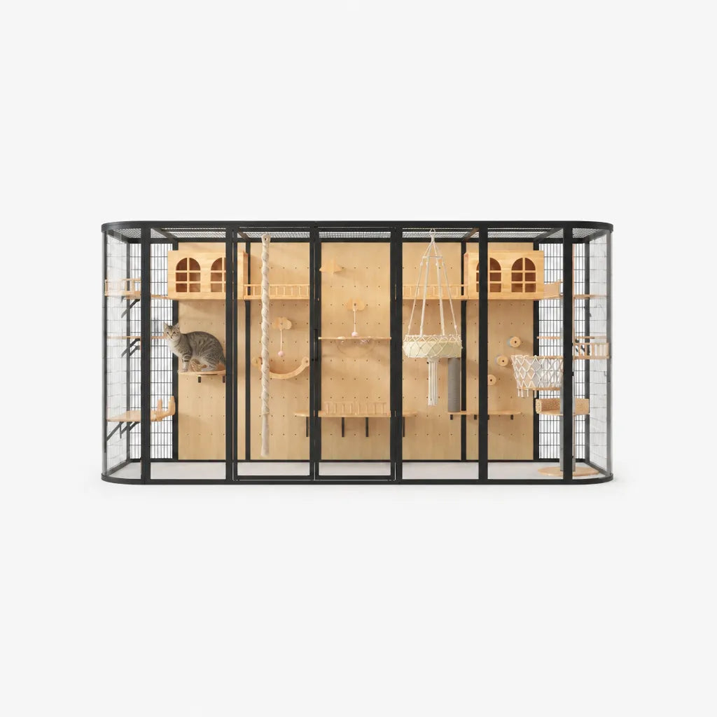Mercury kattenvilla zwart – vooraanzicht met kat op klimplateau, berkenhout wanden, macramé hangmand en krabpaal in zwart metalen frame